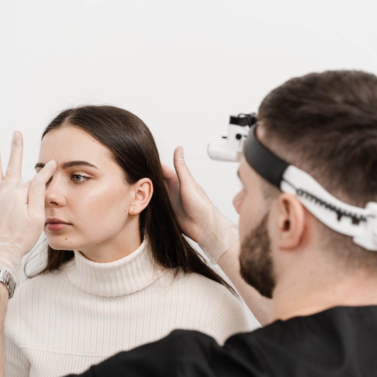 إيجاد الانسجام: رحلة ميرا إلى عملية تجميل الأنف التي احتضنت هويتها الثقافية